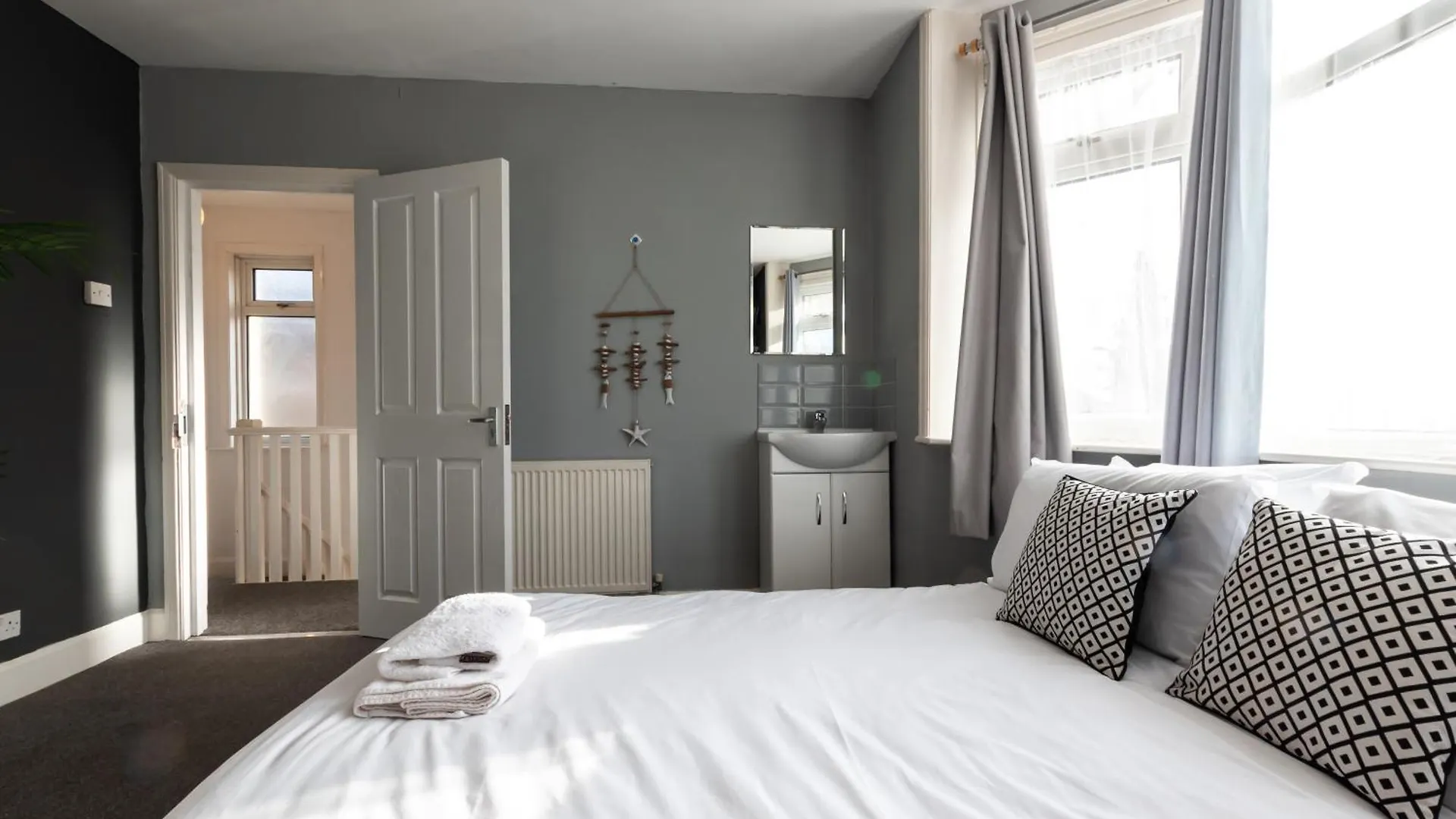 6 Beds In 4 Bedrooms House Southampton Holiday home