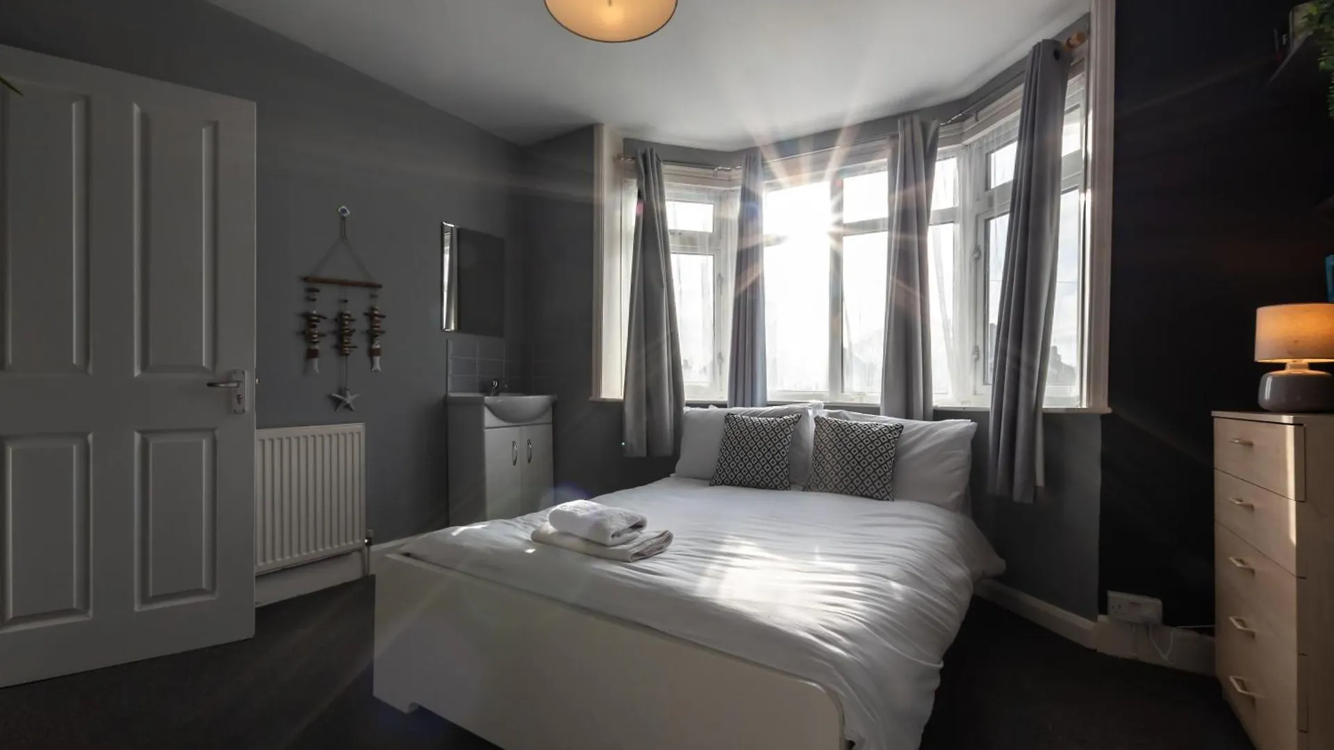6 Beds In 4 Bedrooms House Southampton