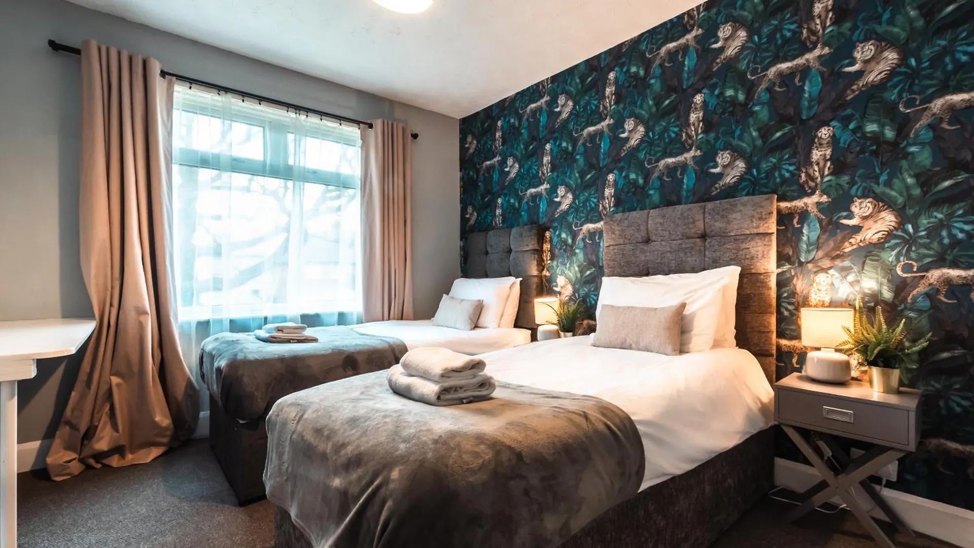 6 Beds In 4 Bedrooms House contacts