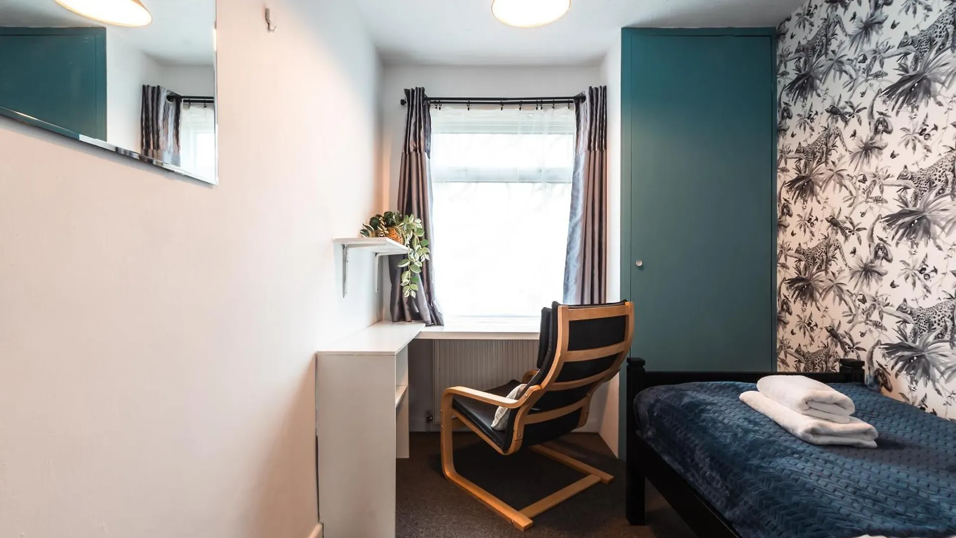 6 Beds In 4 Bedrooms House Southampton 0*,  United Kingdom