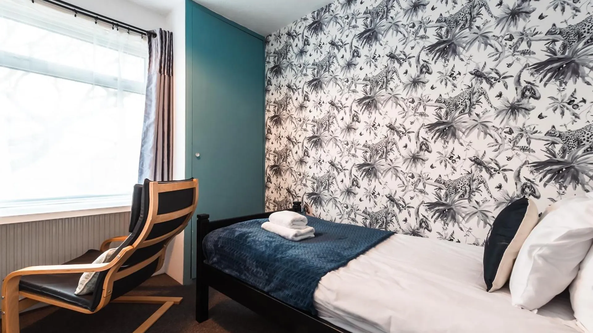 6 Beds In 4 Bedrooms House Southampton 0*,