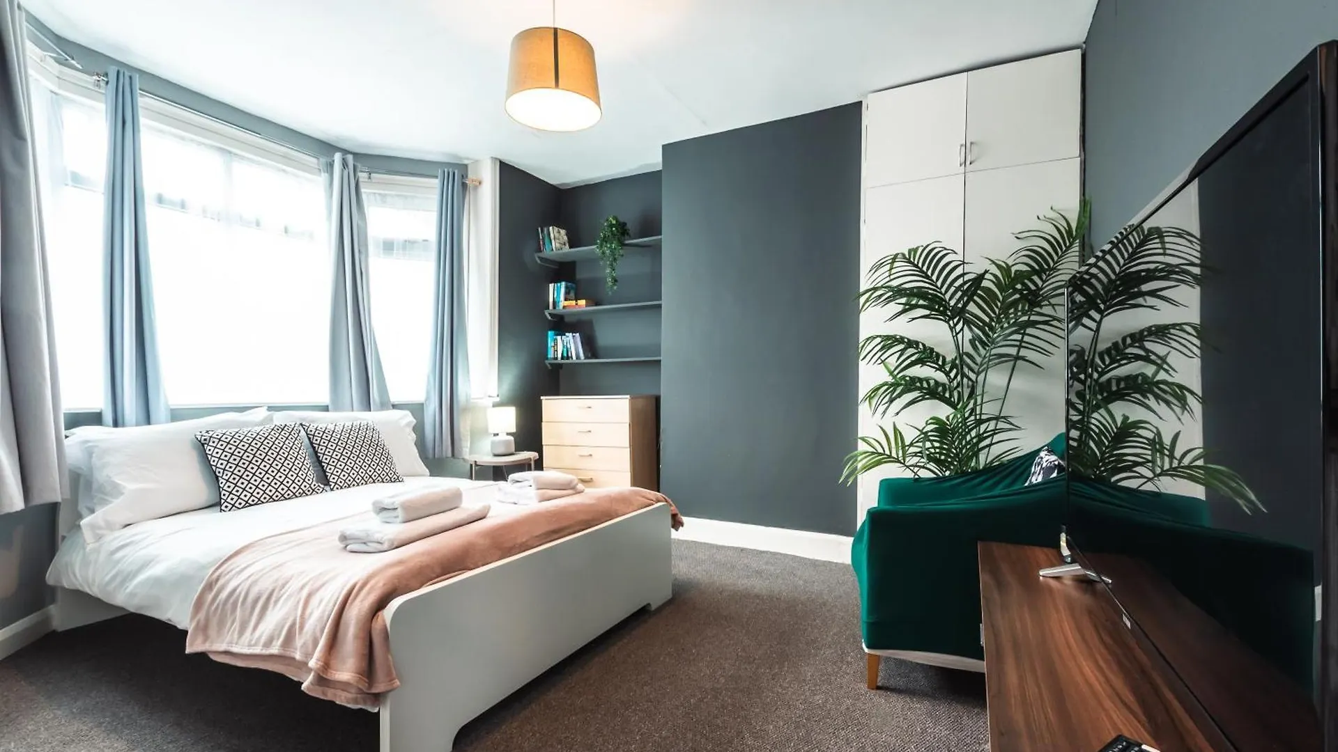 6 Beds In 4 Bedrooms House Southampton 0*,