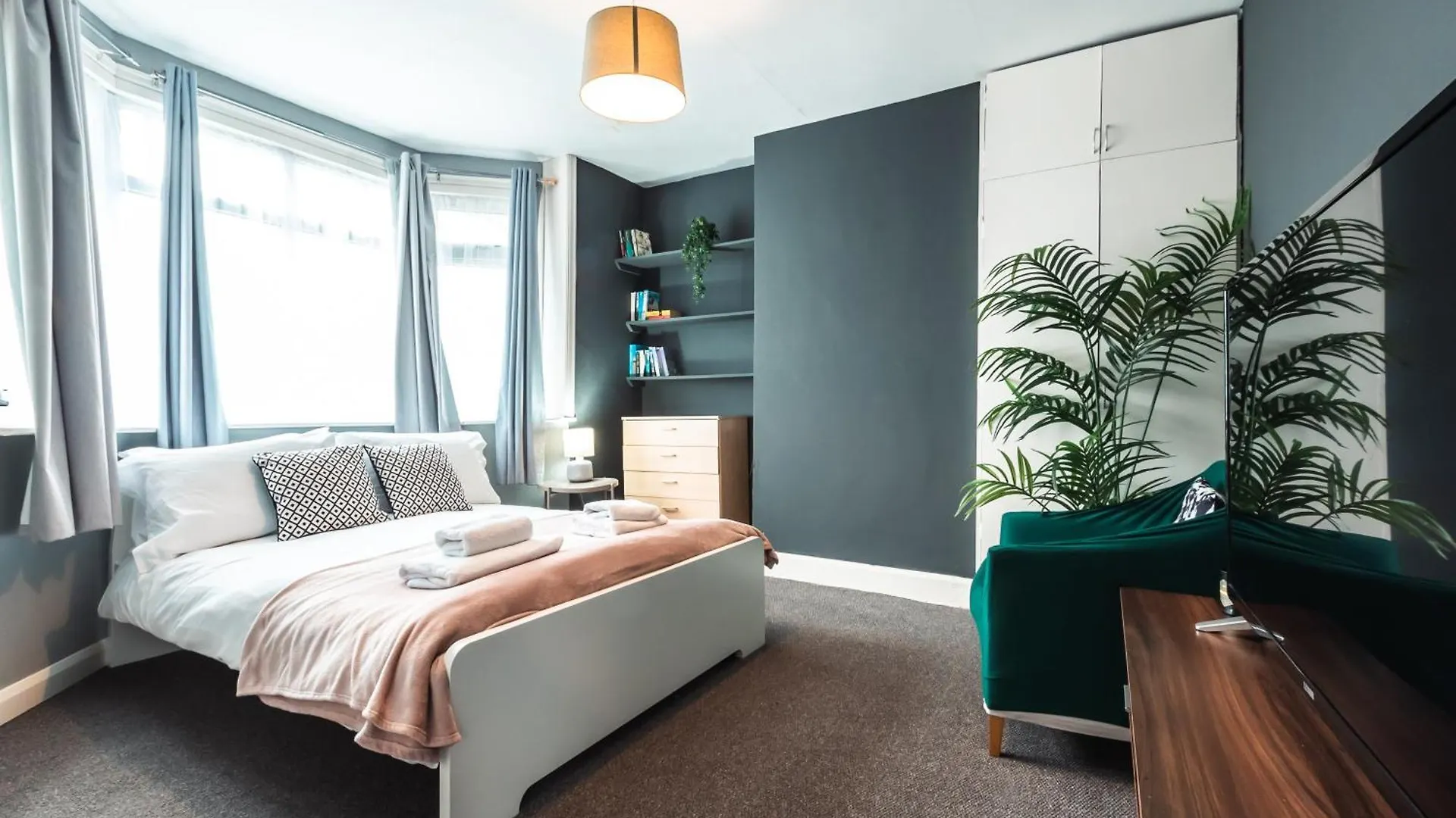 6 Beds In 4 Bedrooms House Southampton