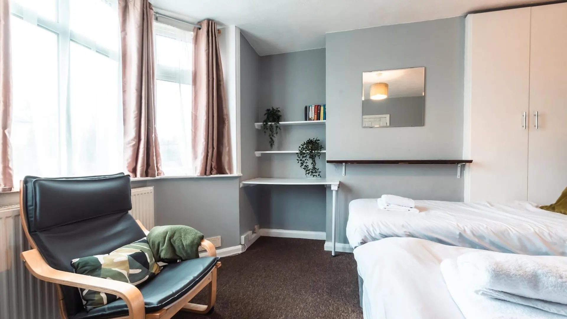 6 Beds In 4 Bedrooms House Southampton 0*,