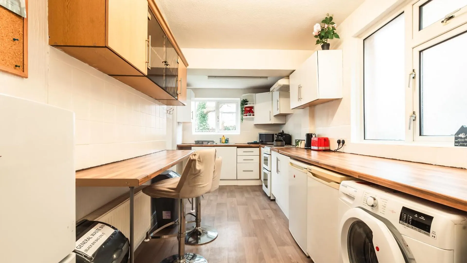 6 Beds In 4 Bedrooms House Southampton Holiday home