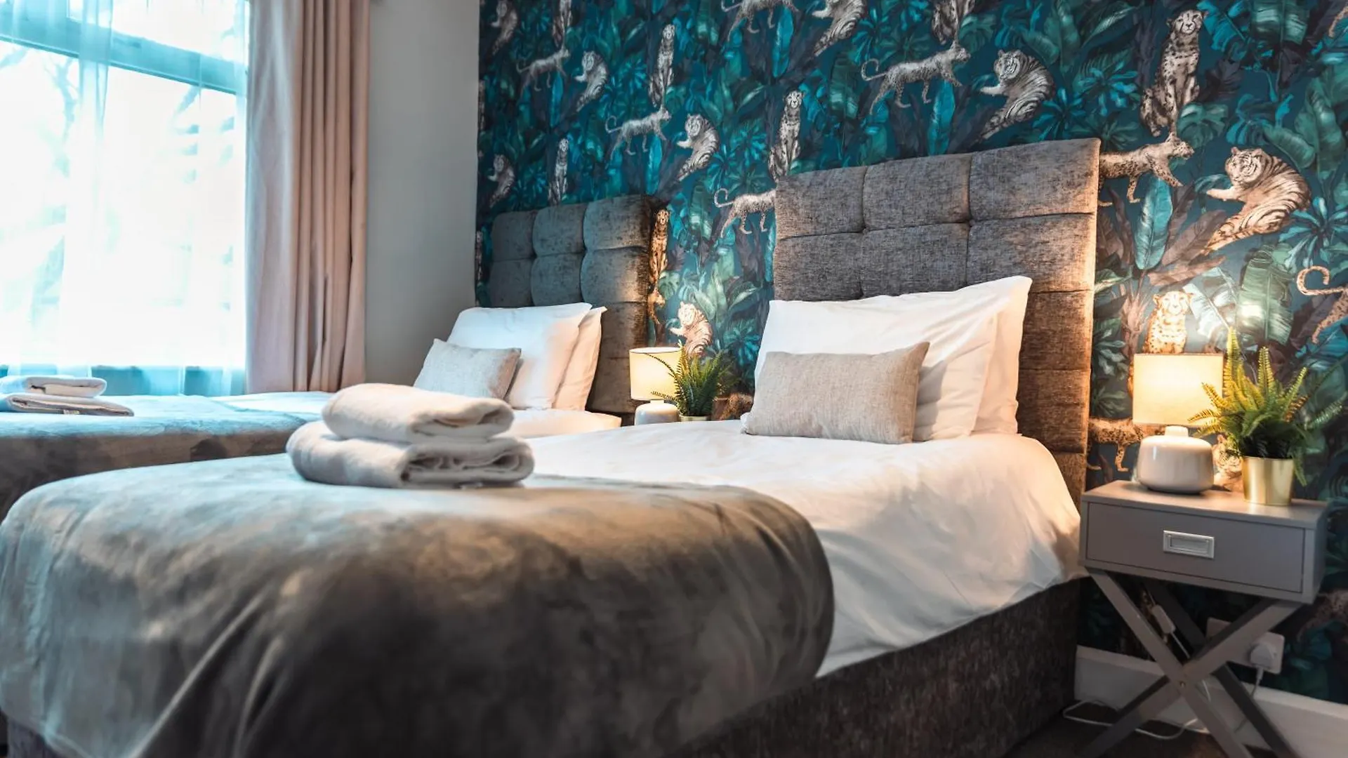 6 Beds In 4 Bedrooms House Southampton 0*,  United Kingdom