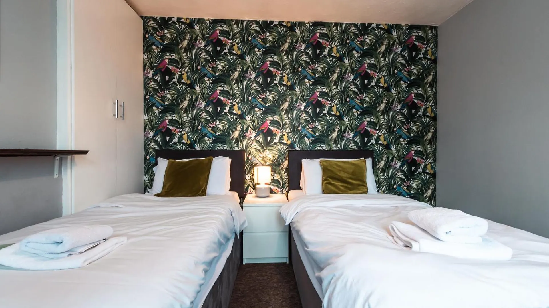 6 Beds In 4 Bedrooms House Southampton 0*,  United Kingdom